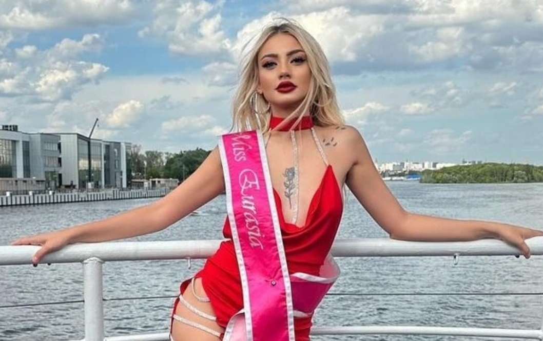 GENÇ MODEL NEVİDE ÇİÇEK MOSKOVA’DA!