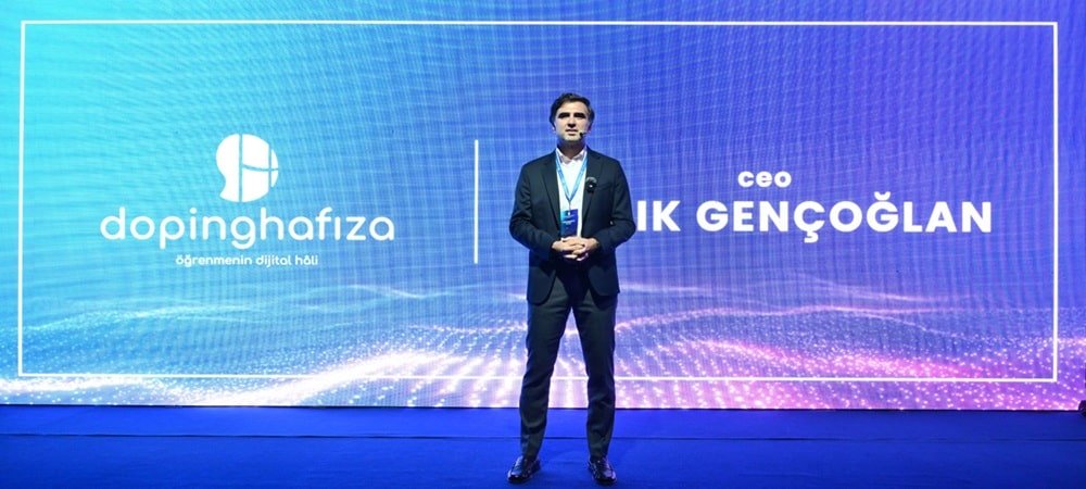 Öğrencinin yanında, her adımda yol arkadaşı